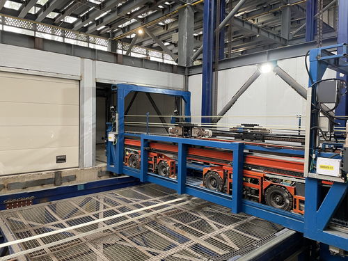 機(jī)器人出手,這家車庫停車像 抓娃娃